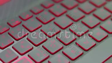 黑色和红色键盘笔记本